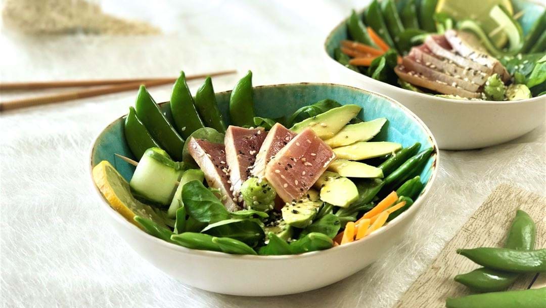 Poké bowl met tonijnsteak, sugar snaps en avocado 